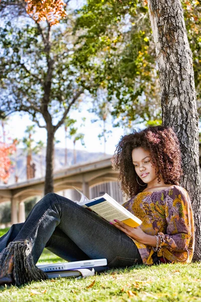 Foto Uma Estudante Afro Americana Estudando Fora Árvore — Fotografia de Stock