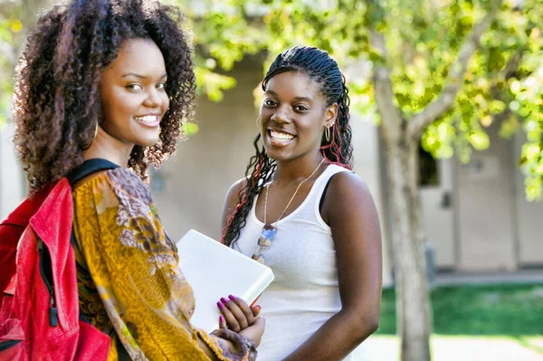 Foto Von Zwei Afrikanisch Amerikanischen Studentinnen Auf Dem College Campus — Stockfoto