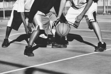 Basketbol oynayan gençlerin siyah beyaz fotoğrafı