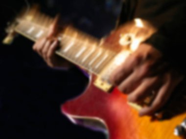 Gitar çalan Rock gitaristinin bulanık fotoğrafı
