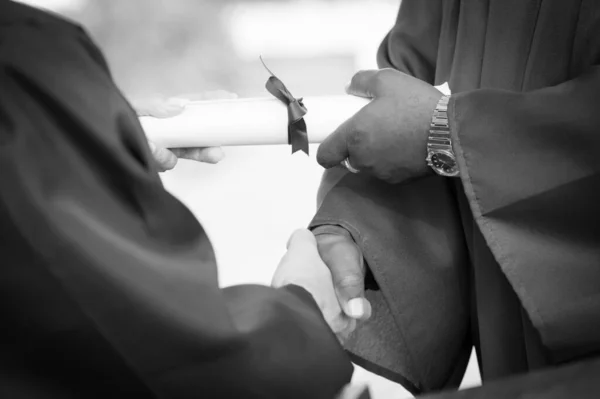 Blacka Witte Foto Van Graduate Receiving Diploma Handshake — Stockfoto