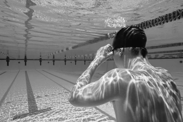 Svart Och Vitt Foto Man Simning Pool — Stockfoto