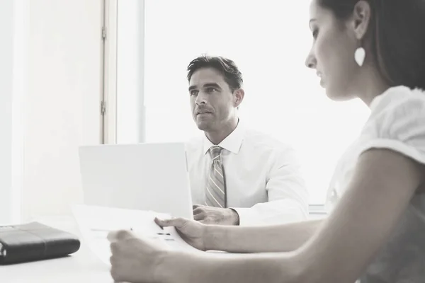 Svart Och Vitt Foto Ung Affärsman Som Arbetar Sin Bärbara — Stockfoto