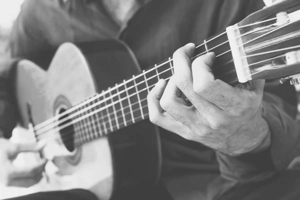 Preto Branco Foto Homem Tocando Guitarra Acústica — Fotografia de Stock