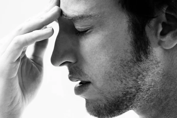 頭痛のある若い男の黒と白の写真 — ストック写真
