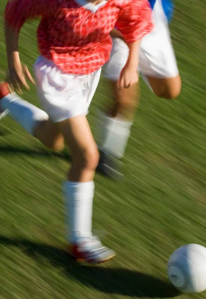 Повышенный Вид Девочек Подростков Играющих Футбол Поле Против Неба — стоковое фото