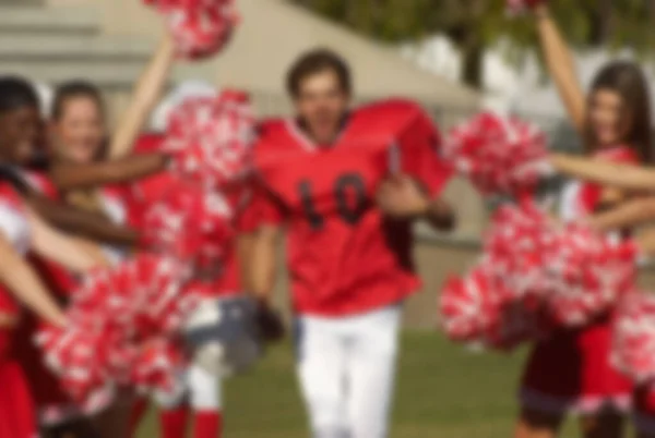 Giocatore Calcio Esecuzione Attraverso Cheerleader — Foto Stock