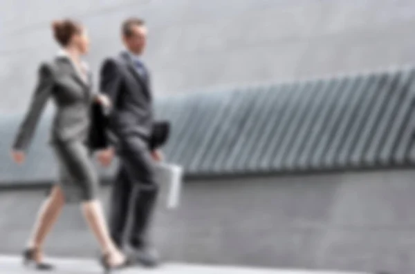 Blured Shot Van Zakenmensen Lopen Tijdens Het Bespreken Van Plannen — Stockfoto