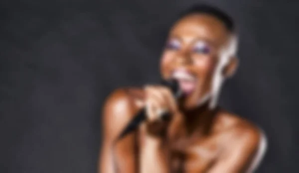 Africano Mulher Americana Cantando Microfone — Fotografia de Stock