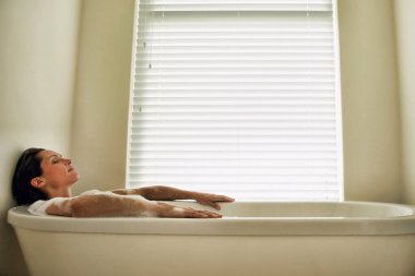 Küvette dinlenen kadının yan görüntüsü