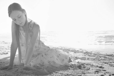 Kumsalda kumdan kale yapan tatlı küçük kız.