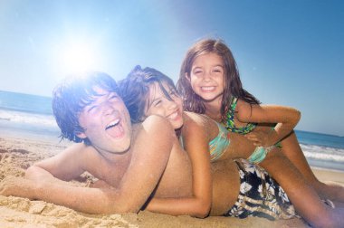 Sahilde oynayan çocukların portresi