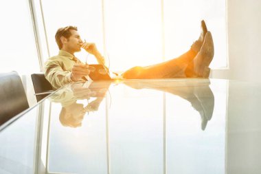 Konferans odasında günlüğü olan düşünceli bir iş adamı.