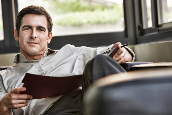 Entspannter Erfolgreicher Geschäftsmann Sitzt Beim Lesen Auf Sofa — Stockfoto