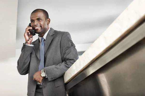 Retrato Empresário Por Telefone Balcão — Fotografia de Stock