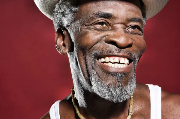 Крупный План Веселого Пожилого Человека Шляпе Красном Фоне — стоковое фото