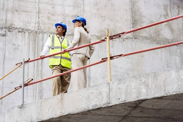 建筑师和施工经理在工地的低视点 — 图库照片
