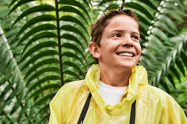 Felice Giovane Ragazzo Impermeabile Piedi Fronte Grande Felce Durante Gita — Foto Stock