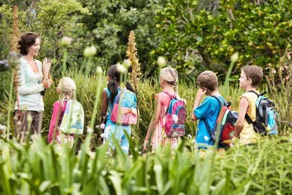 Junge Lehrerin Mit Kindern Auf Naturerlebnistour — Stockfoto