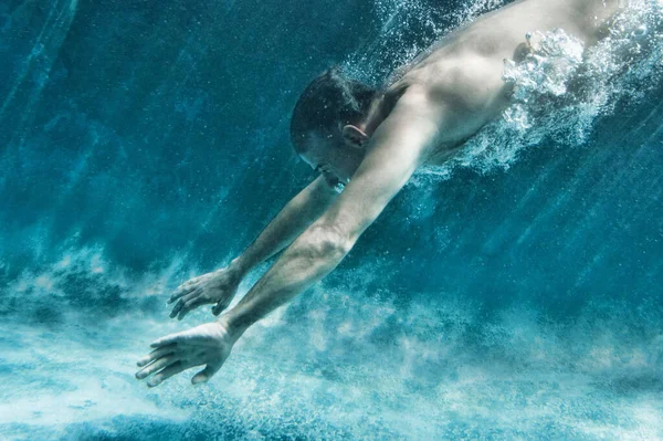 中年男子在水底游泳的侧视图 — 图库照片