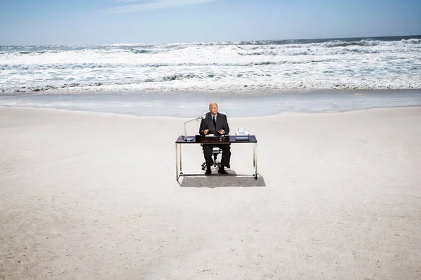 Uomo Affari Seduto Presso Una Scrivania Spiaggia — Foto Stock