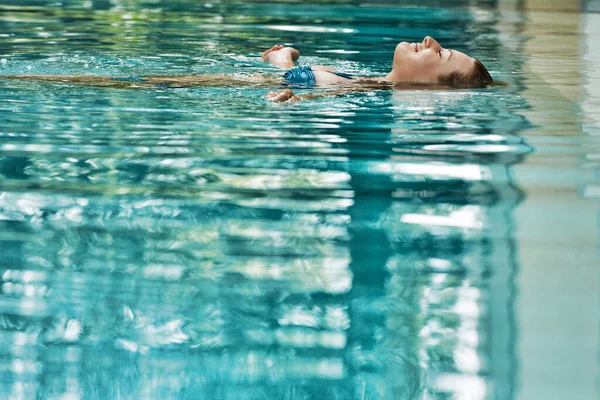 Portrait Woman Swimming Pool Floating — Stock Photo, Image