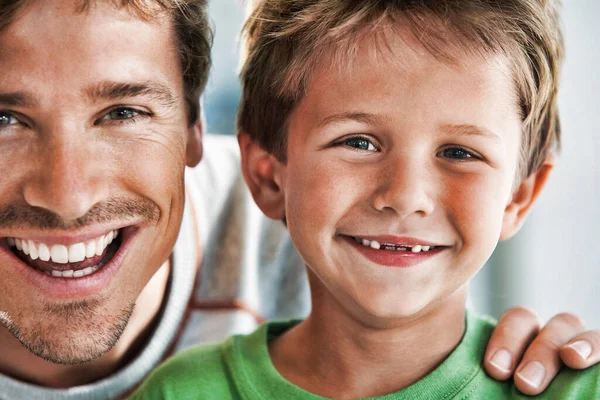 Retrato Feliz Padre Hijo Sonriendo Juntos — Foto de Stock