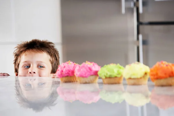 Gelukkig Jong Jongen Pieken Teller Rij Van Cupcakes Keuken — Stockfoto