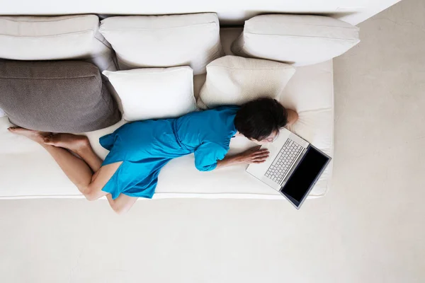 Direkt Über Aufnahme Einer Frau Mit Laptop Auf Couch Wohnzimmer — Stockfoto