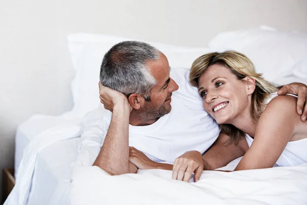 Casal Afetuoso Olhando Para Outro Enquanto Relaxa Cama Quarto — Fotografia de Stock