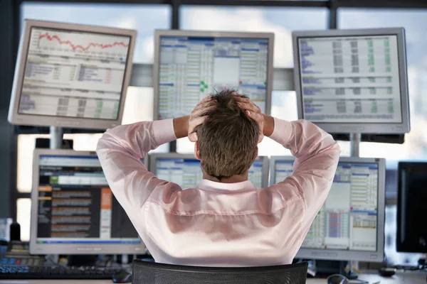 コンピュータ画面上で見るストレス株式トレーダーの後方ビュー — ストック写真