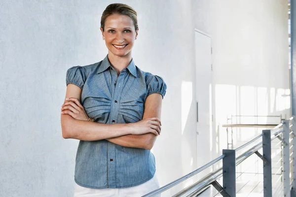 Portrait Happy Young Businesswoman Standing Arms Crossed Office Corridor — Stock Photo, Image