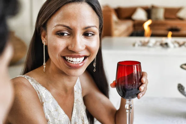 Mulher Bonita Segurando Copo Vinho Tinto Casa — Fotografia de Stock