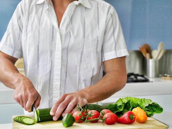 Middel Van Jonge Man Snijden Groenten Houten Plank Huiselijke Keuken — Stockfoto