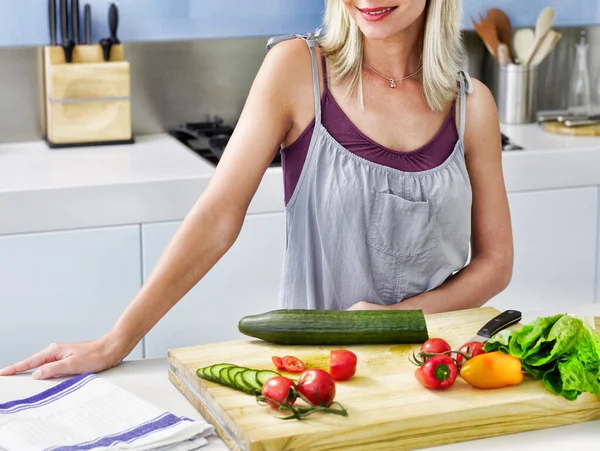 Portret Van Een Vrouw Die Thuis Gezonde Salade Maakt Tijdens — Stockfoto