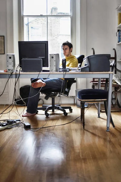 Νεαρός Που Εργάζεται Στον Υπολογιστή Στην Αίθουσα Μελέτης Στο Σπίτι — Φωτογραφία Αρχείου