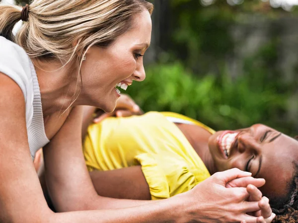 Femme Multi Ethnique Amis Rire Ensemble Dans Jardin — Photo