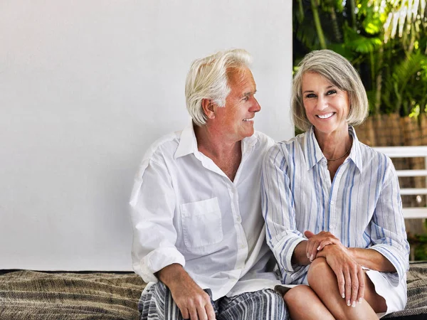 Feliz Pareja Mediana Edad Sentada Terraza —  Fotos de Stock