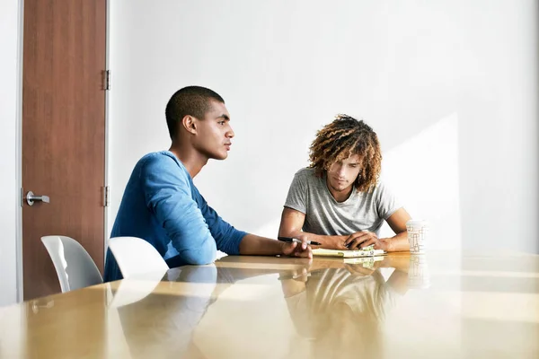 Porträt Junger Männer Bei Schulprojekten Hause — Stockfoto