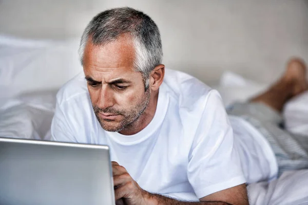 Retrato Homem Usando Laptop Cama — Fotografia de Stock