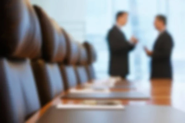 Foto Borrosa Hombres Negocios Hablando Sala Conferencias —  Fotos de Stock