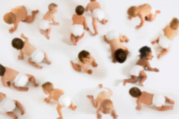 Grupo Bebês Multiétnicos Rastejando Isolados Fundo Branco — Fotografia de Stock