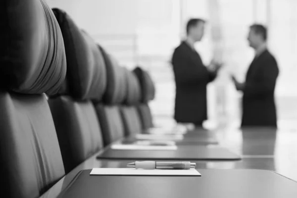 Foto Preto Branco Empresários Conversando Sala Conferências — Fotografia de Stock