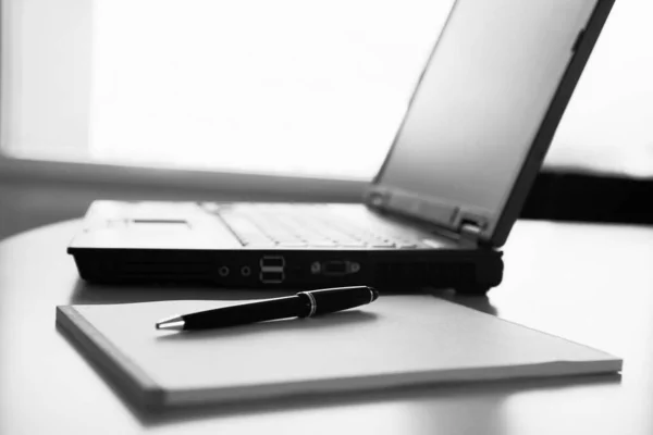 Black White Photo Laptop Computer Notepad — Stock Photo, Image