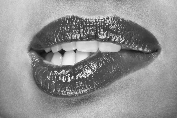 Zwart Wit Foto Van Vrouw Bijten Lippen — Stockfoto