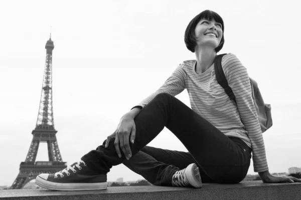 Foto Blanco Negro Una Mujer Sentada Balcón Frente Torre Eiffel —  Fotos de Stock