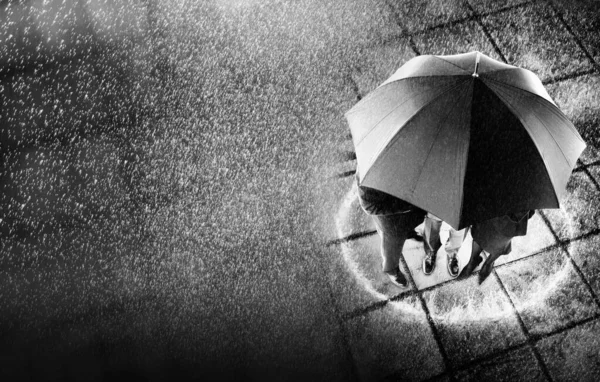 商人们躲在同一个伞下的黑白照片 — 图库照片