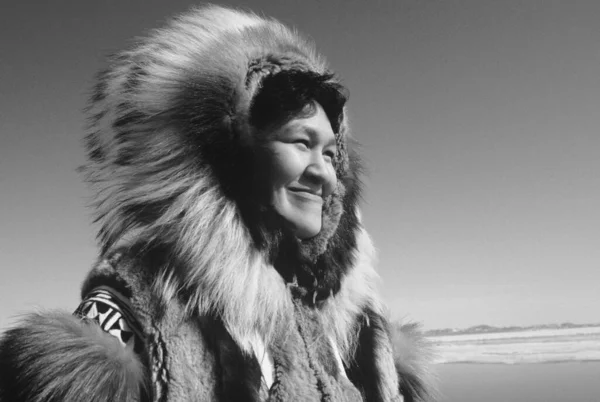 Czarno Białe Zdjęcie Eskimoskiej Kobiety Tradycyjnej Odzieży — Zdjęcie stockowe