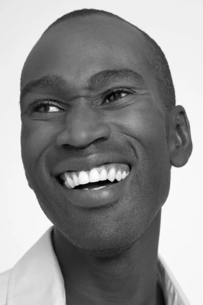 Afrikalı Bir Adamın Gülümseyen Siyah Beyaz Fotoğrafı — Stok fotoğraf