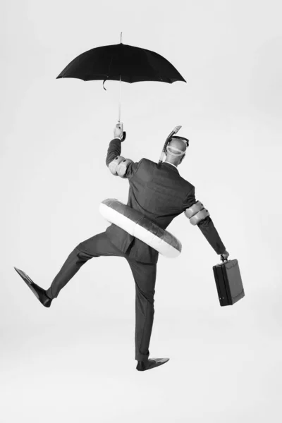 Ασπρόμαυρη Φωτογραφία Του Επιχειρηματία Μαγιό Κρατώντας Χαρτοφύλακα Και Ομπρέλα — Φωτογραφία Αρχείου